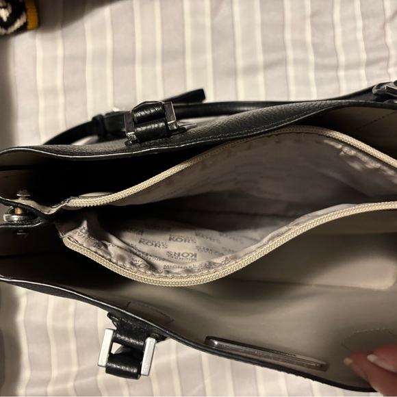 Michael Kors Elegant Black Shoulder Bag in Saffiano Leather - Picture 4 of 7